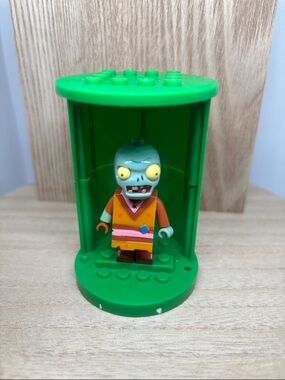 Green Display Pod with Zombie Minifigure